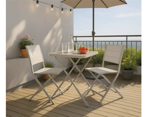 Terrasse mit Gartentisch, zwei Gartenstühlen, Sonnenschirm und Lichterkette