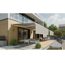 Terrasse avec stores et meubles de salon devant une maison