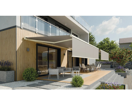 Terrasse avec stores et meubles de salon devant une maison