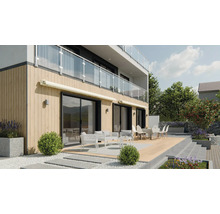 Façade de maison avec stores, terrasse avec mobilier de jardin et plantations