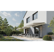 Hausfassade mit Terrassenüberdachung, Gartenmöbeln und Aussenbereich