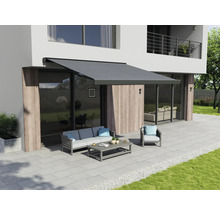 Terrasse avec store et mobilier de jardin devant une maison moderne