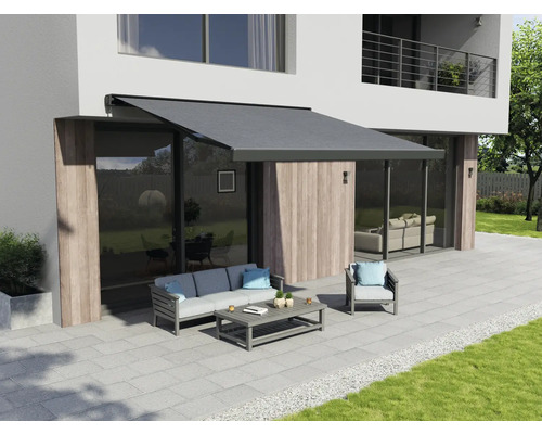 Terrasse avec store et mobilier de jardin devant une maison moderne