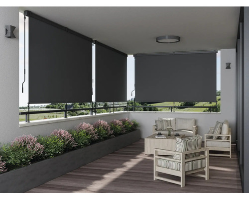 Balkon mit Rollläden, Sitzgruppe und Bepflanzung