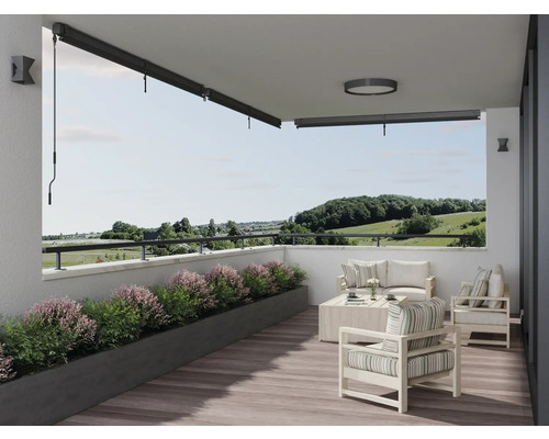 Helle Terrasse mit Markise, Gartenmöbeln und Pflanzgefäß