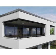 Modernes Haus mit Balkon und installiertem Sichtschutz.