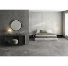 Chambre moderne avec lit double, table de chevet, miroir et carrelage gris.