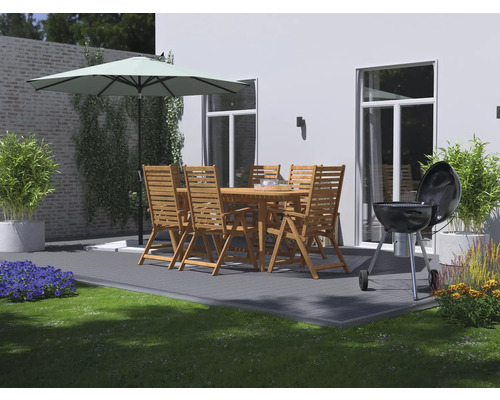 Terrasse mit Gartentisch, Stühlen, Sonnenschirm und Grill für ein entspanntes Ambiente im Freien