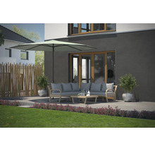 Terrasse mit Sonnenschirm, Holzmöbeln, Bambuszaun und Pflanzenkübeln