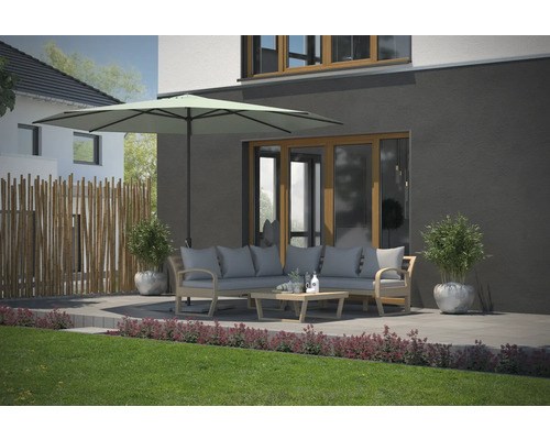 Terrasse mit Sonnenschirm, Holzmöbeln, Bambuszaun und Pflanzenkübeln