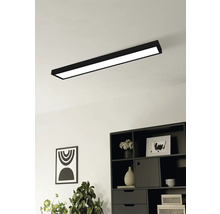 Deckenleuchte in einem hellen Raum mit Regal