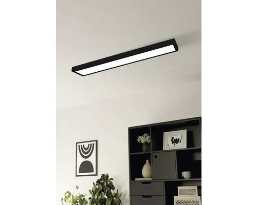 Deckenleuchte in einem hellen Raum mit Regal