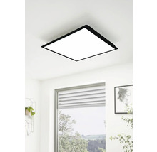 Quadratische Deckenleuchte mit schwarzem Rahmen an der Decke