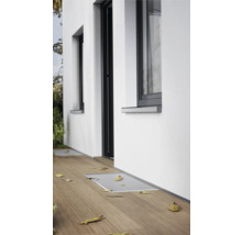 Extérieur d'une maison avec des fenêtres et une porte, ainsi qu'une terrasse en bois avec un saute-de-loup