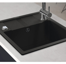 Spüle aus Granit mit Abtropffläche und Wasserhahn