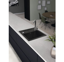 Schwarzes Spülbecken mit Armatur in einer modernen Küche.