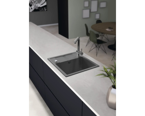 Évier de cuisine intégré avec robinet dans un environnement de cuisine moderne