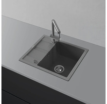 Évier avec égouttoir et robinet sur un plan de travail