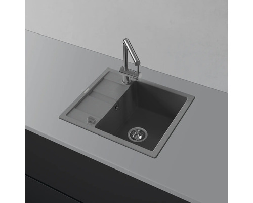 Évier avec égouttoir et robinet sur un plan de travail