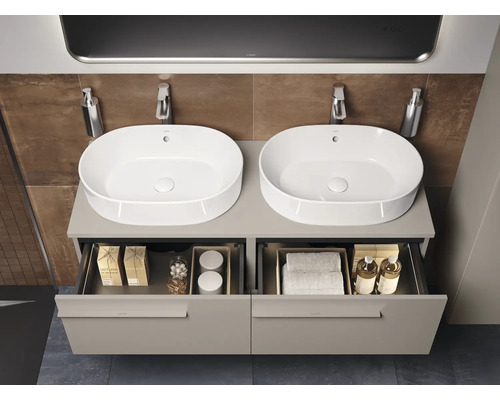 Badezimmer mit zwei Waschbecken und offenem Unterschrank