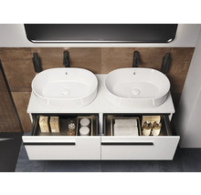 Badezimmer mit Doppelwaschtisch, Unterschrank mit Auszügen und Aufsatzwaschbecken.