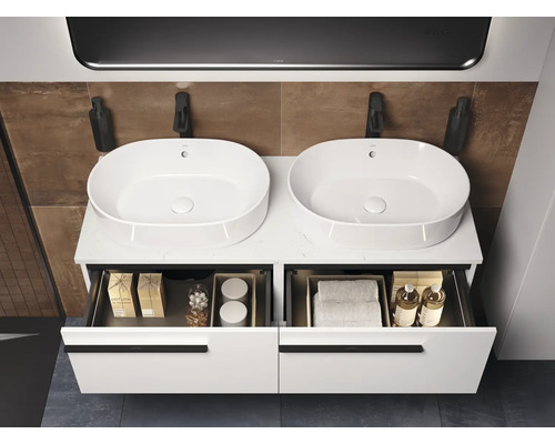 Badezimmer mit Doppelwaschtisch, Unterschrank mit Auszügen und Aufsatzwaschbecken.