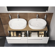 Badezimmer mit Doppelwaschbecken, Waschtischunterschrank mit Auszügen und Armaturen