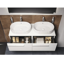Badezimmer mit Doppelwaschbecken und Schubladenunterschrank