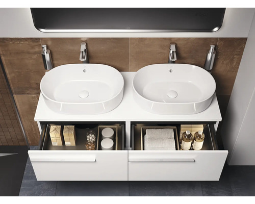 Badezimmer mit Doppelwaschbecken und Schubladenunterschrank