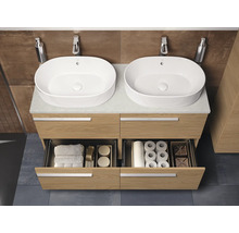 Badezimmer mit Waschtischunterschrank, zwei Waschbecken, Armaturen, Seifenspender und offenen Schubladen