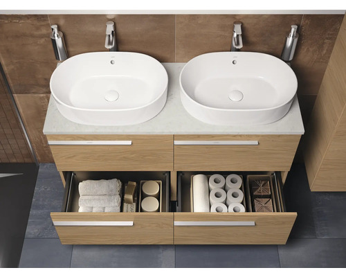 Badezimmer mit Waschtischunterschrank, zwei Waschbecken, Armaturen, Seifenspender und offenen Schubladen