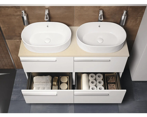 Badezimmer mit Waschtisch, Doppelwaschbecken und offenem Schubladensystem zur Aufbewahrung von Badutensilien