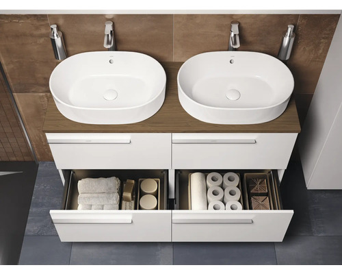 Badezimmer mit zwei Waschbecken, Waschtischunterschrank mit Schubladen und Armaturen