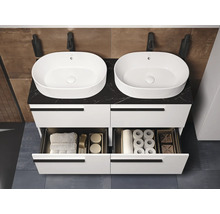 Doppelwaschtisch mit offenen Schubladen für ein Badezimmer