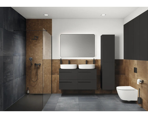 Modernes Badezimmer mit Dusche, Waschtisch mit Doppelwaschbecken, Spiegel und Toilette.