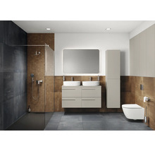 Modernes Badezimmer mit Dusche, Waschtisch mit Doppelwaschbecken, Spiegel und Toilette