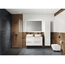 Modernes Badezimmer mit Dusche, Waschtisch mit zwei Waschbecken, Spiegel, Hochschrank und Toilette.