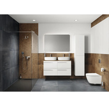 Modernes Badezimmer mit Dusche, Doppelwaschtisch, Spiegel, Hochschrank und Toilette.