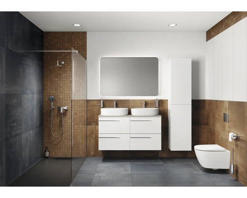 Modernes Badezimmer mit Dusche, Doppelwaschtisch, Spiegel, Hochschrank und Wand-WC