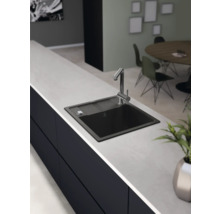 Évier de cuisine avec robinet sur un plan de travail