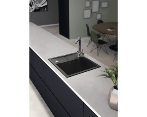 Évier de cuisine avec robinet sur un plan de travail