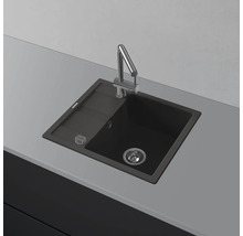 Évier avec égouttoir et robinet sur un plan de travail