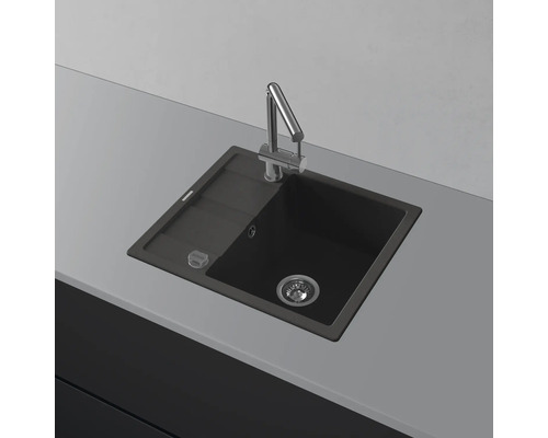 Évier avec égouttoir et robinet sur un plan de travail