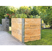 Hochbeet aus Holz mit Pflanzen im Garten