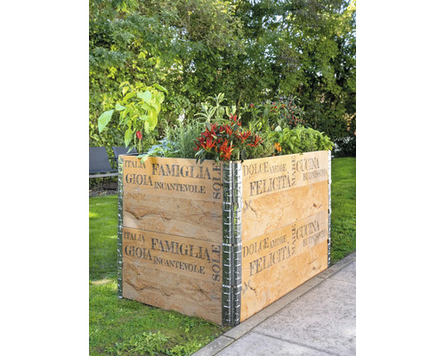 Hochbeet aus Holz mit italienischem Aufdruck und Pflanzen im Garten.