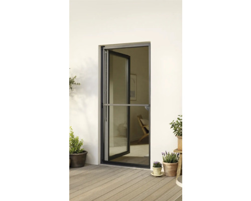 Porte moustiquaire ouverte avec cadre sur une terrasse