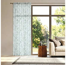 Gardine mit Pflanzenmuster in einem hellen Wohnzimmer