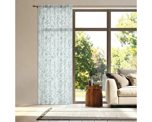 Gardine mit Pflanzenmuster in einem hellen Wohnzimmer