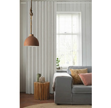 Wohnzimmer-Szene mit Vorhang, Lampe, Beistelltisch und Sofa für eine gemütliche Atmosphäre.