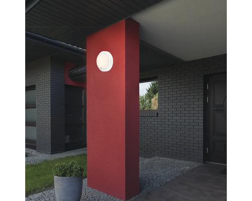 Runde Aussenleuchte an einer Hauswand